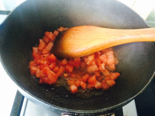桂花香贴秋膘——番茄牛腩,把番茄小丁放下去煸炒至浓稠。