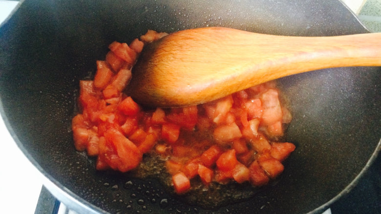 桂花香贴秋膘——番茄牛腩,把番茄小丁放下去煸炒至浓稠。