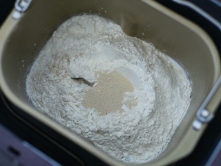 全麦辫子面包,把除黄油外的所有面团材料放进面包桶内，盐和糖要对角放，酵母放在最上面