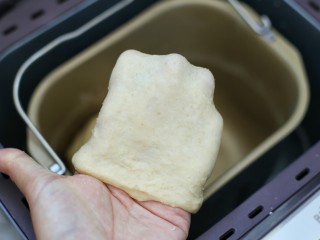 全麦辫子面包,启动面包机揉面程序开始揉面，约半个小时面团呈粗膜状态