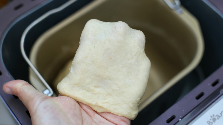 全麦辫子面包,启动面包机揉面程序开始揉面，约半个小时面团呈粗膜状态