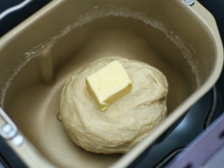 全麦辫子面包,加入软化的黄油继续揉面