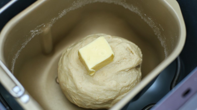 全麦辫子面包,加入软化的黄油继续揉面
