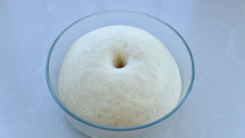 全麦辫子面包,待面团发酵至原来的2-2.5倍大，用手指在面团中间戳一下，面团不回缩就表示发酵好了