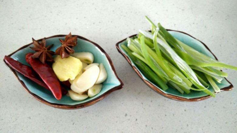 东北大骨炖酸菜,准备葱姜蒜及香料。