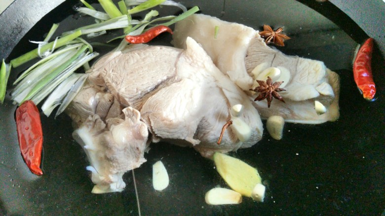 东北大骨炖酸菜,放入葱姜蒜及香料。
