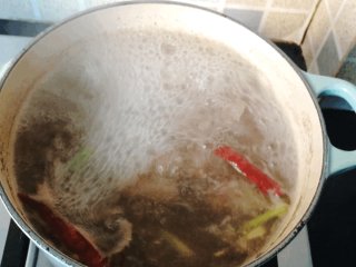 桂花香贴秋膘——番茄牛腩,然后转小火，炖半个小时。