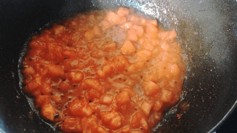 桂花香贴秋膘——番茄牛腩,加点留下来的牛肉汤，用小火熬五分钟。