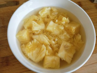 菠萝咕噜肉,菠萝切块，用淡盐水浸泡。