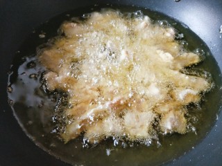 菠萝咕噜肉,锅中放油，最好用深点的锅，比较省油。
油热后放入肉块炸。