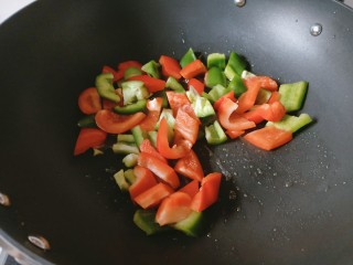 菠萝咕噜肉,炒锅中放油，油热后放入青红椒，翻炒至断生。