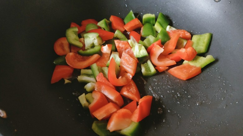菠萝咕噜肉,炒锅中放油，油热后放入青红椒，翻炒至断生。