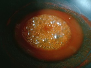 菠萝咕噜肉,锅中放入番茄酱，加少许清水，小火加热至浓稠。