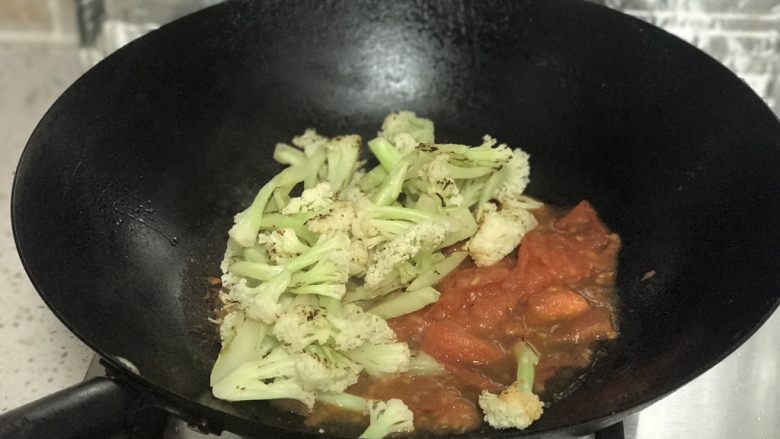 番茄花菜,将花菜倒入锅内，与番茄一起翻炒，使花菜均匀裹上番茄汁