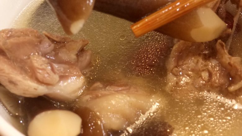 一碗汤 滋补鸡纵菌老鸡汤,鸡纵菌煲好了还是爽脆清甜.