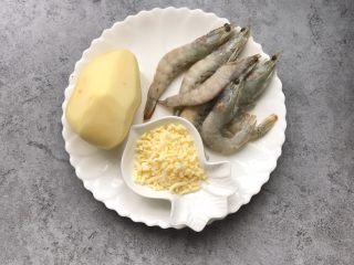 芝士焗大虾,食材准备：厄瓜多尔白虾6只、土豆一个、芝士10g