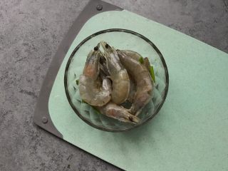 芝士焗大虾,翻拌均匀腌制5-8分钟