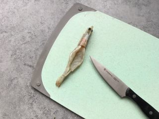 芝士焗大虾,虾用刀辅助开背