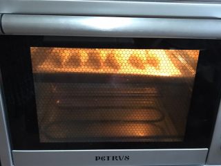 芝士焗大虾,烤箱提前175度上下火预热3-5分钟、预热完毕放入食材，10分钟左右即可