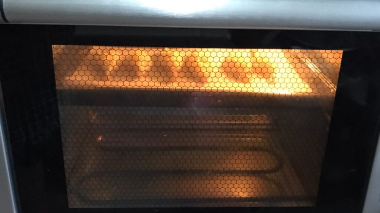 芝士焗大虾,烤箱提前175度上下火预热3-5分钟、预热完毕放入食材，10分钟左右即可