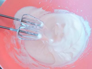 草莓奶冻可可蛋糕杯,鸡蛋分离，用打蛋器打发蛋白至湿性发泡