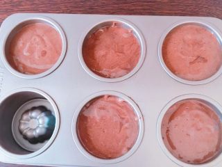 草莓奶冻可可蛋糕杯,倒入六连模具里，烤箱提前预热，烘烤180度25分钟
