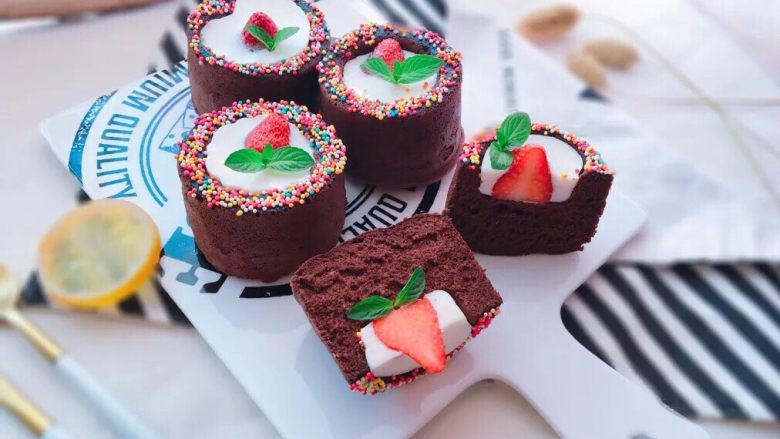 草莓奶冻可可蛋糕杯