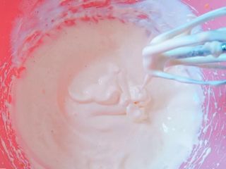 草莓奶冻可可蛋糕杯,直到把全蛋打发完全，面糊滴落的纹路不易消失