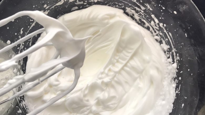 零失败的快手杯子蛋糕,打蛋白：打蛋器低速将蛋白打至大气泡状态（大概十秒钟）分三次将白糖加入蛋白中，打至中性发泡，如图样～ 提起打蛋器有尖尖角立起状态。