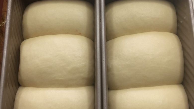 健康手工吐司面包,接着第二次发酵！！这部很重要，烤盘底下也要放温水！发酵到8-9分 （如图）