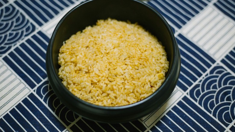 石锅拌饭,把米饭放到石锅里，别忘记哦，石锅是的那层油哦，我们先把米饭，在石锅里压的紧凑一点的，为了不让饭香散失。