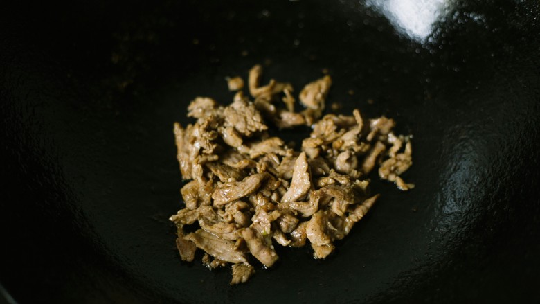 石锅拌饭,直接把刚才腌制好的里脊肉丝倒下去炒即可了，油适量，大约炒3分钟即可，也是7分熟，不用加水！