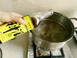 胡萝卜炖牛腩,锅内倒入适量清水大火烧开。放几片姜一小把花椒，放入料酒，水烧开后放入牛腩。