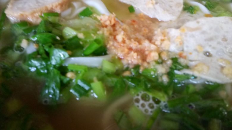 一碗汤 家乡粿条汤,把粿条汤倒进大碗里，撒上葱花芹菜碎和香蒜.