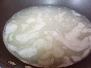 一碗汤 家乡粿条汤,猪骨斩小块，用开水烫过，下锅下一点点油，和姜片一起炒香后下足水，煲至汤水发白.捞起骨头和姜片不要.
