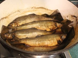 香鱼甘露煮,煮好。先放凉再动。刚煮好的鱼身很软，马上动它容易破损，放凉后就很容易移动。