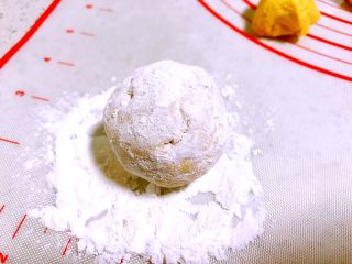 零热量月饼，让中秋节充满爱,在糯米粉中滚一圈。
