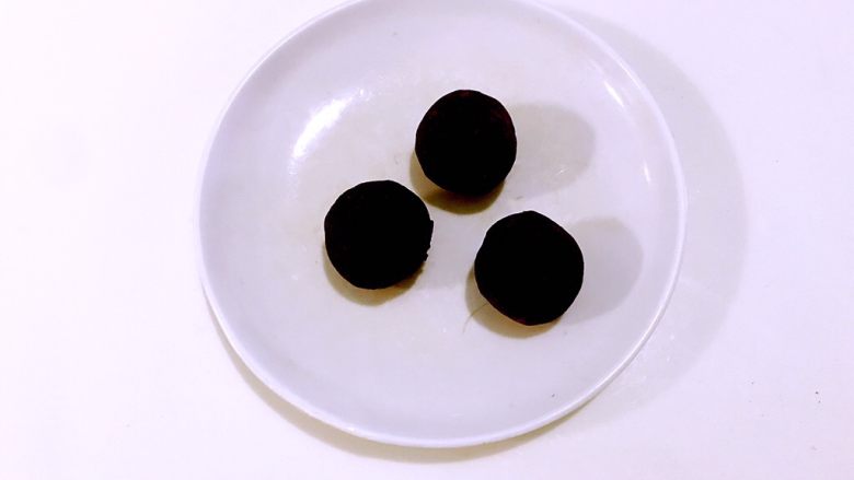 零热量月饼，让中秋节充满爱,分成20克的重量，用手捏成圆形。