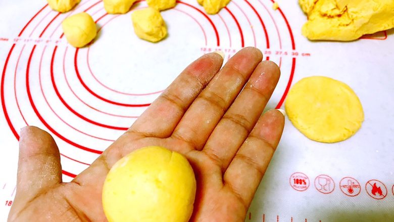零热量月饼，让中秋节充满爱,南瓜分30克的重量，捏成圆形。