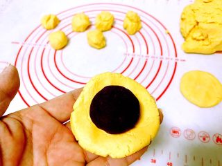 零热量月饼，让中秋节充满爱,中间放入紫薯。