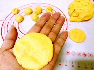 零热量月饼，让中秋节充满爱,用手压扁。