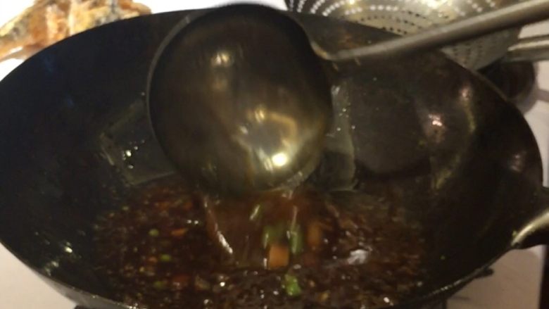 炸溜黄鱼
,倒入之前切好的马蹄白、青豆，用汤勺搅拌至汤浓稠，最后再淋上炸鱼锅里的油，汤汁就做好了，淋至鱼身上。