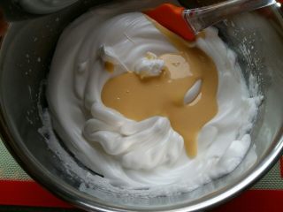 入口即化的棉花蛋糕, 蛋黄面糊分三次倒入蛋白中，每次用硅胶铲切拌均匀，不可画圈搅拌以免蛋白消泡。
