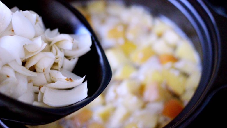一碗汤+苹果百合酒酿蛋花羹,打开锅盖倒入新鲜百合