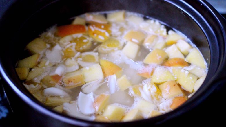 一碗汤+苹果百合酒酿蛋花羹,继续小火慢慢炖煮2分钟左右