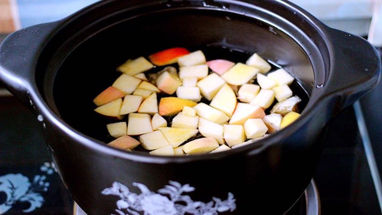 一碗汤+苹果百合酒酿蛋花羹,用中火慢慢烧开
