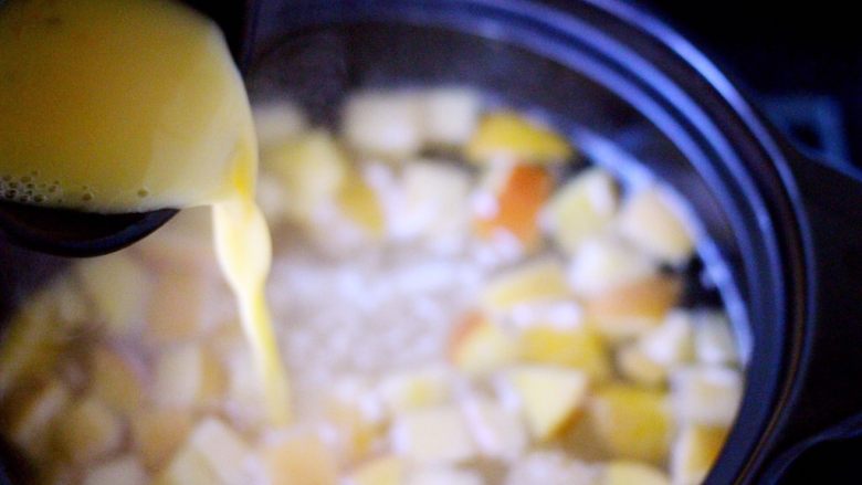 一碗汤+苹果百合酒酿蛋花羹,慢慢倒入打散的鸡蛋液