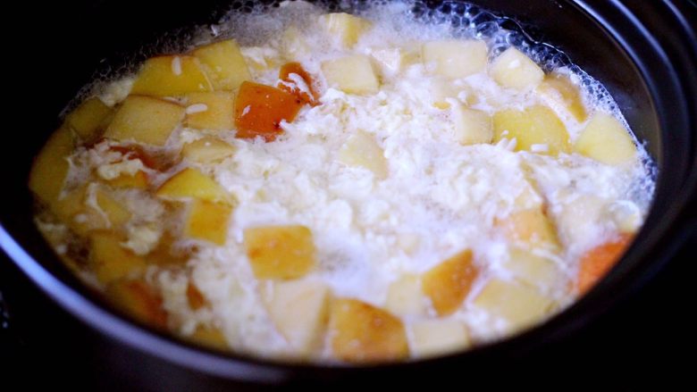 一碗汤+苹果百合酒酿蛋花羹,大火烧开后、看见鸡蛋液成块状后