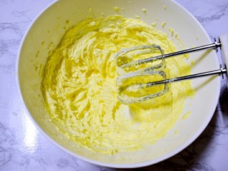 奶油曲奇,用电动打蛋器打发至蓬松发白的状态