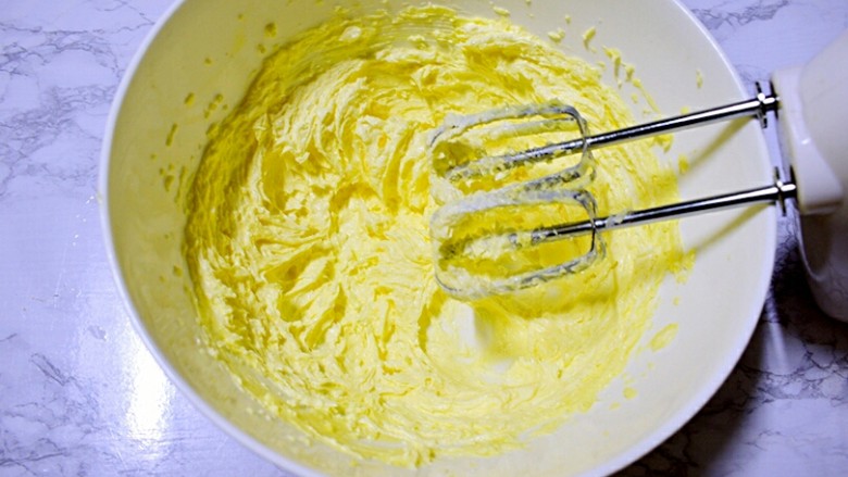 奶油曲奇,用电动打蛋器打发至蓬松发白的状态